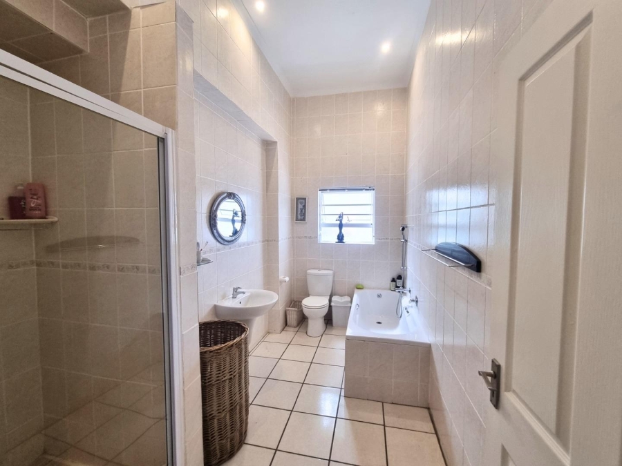 3 Bedroom Property for Sale in Sandbaai Western Cape